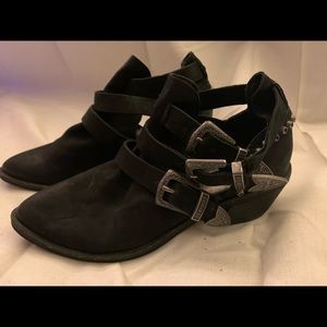 Women’s ankle booties